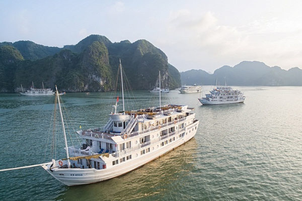 Paradise Luxury Cruise Halong Bay, Vietnam
