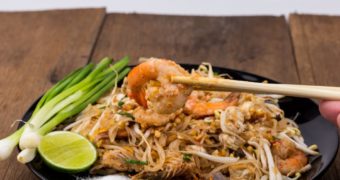 Thai fried noodle with fresh prawn (Pad Thai)